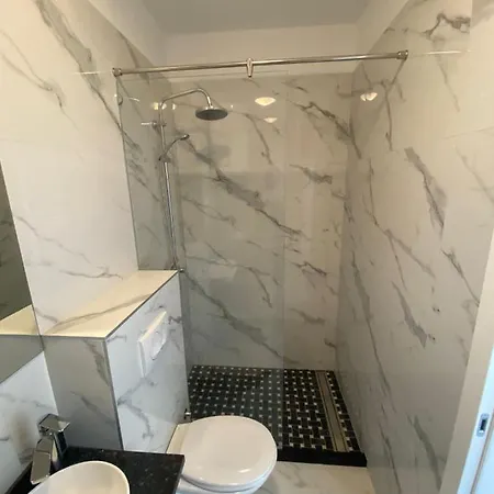 1 Apartment *